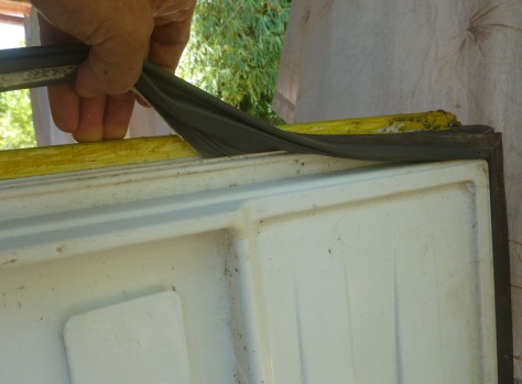 removing the fridge rubber to allow worm farm ventilation